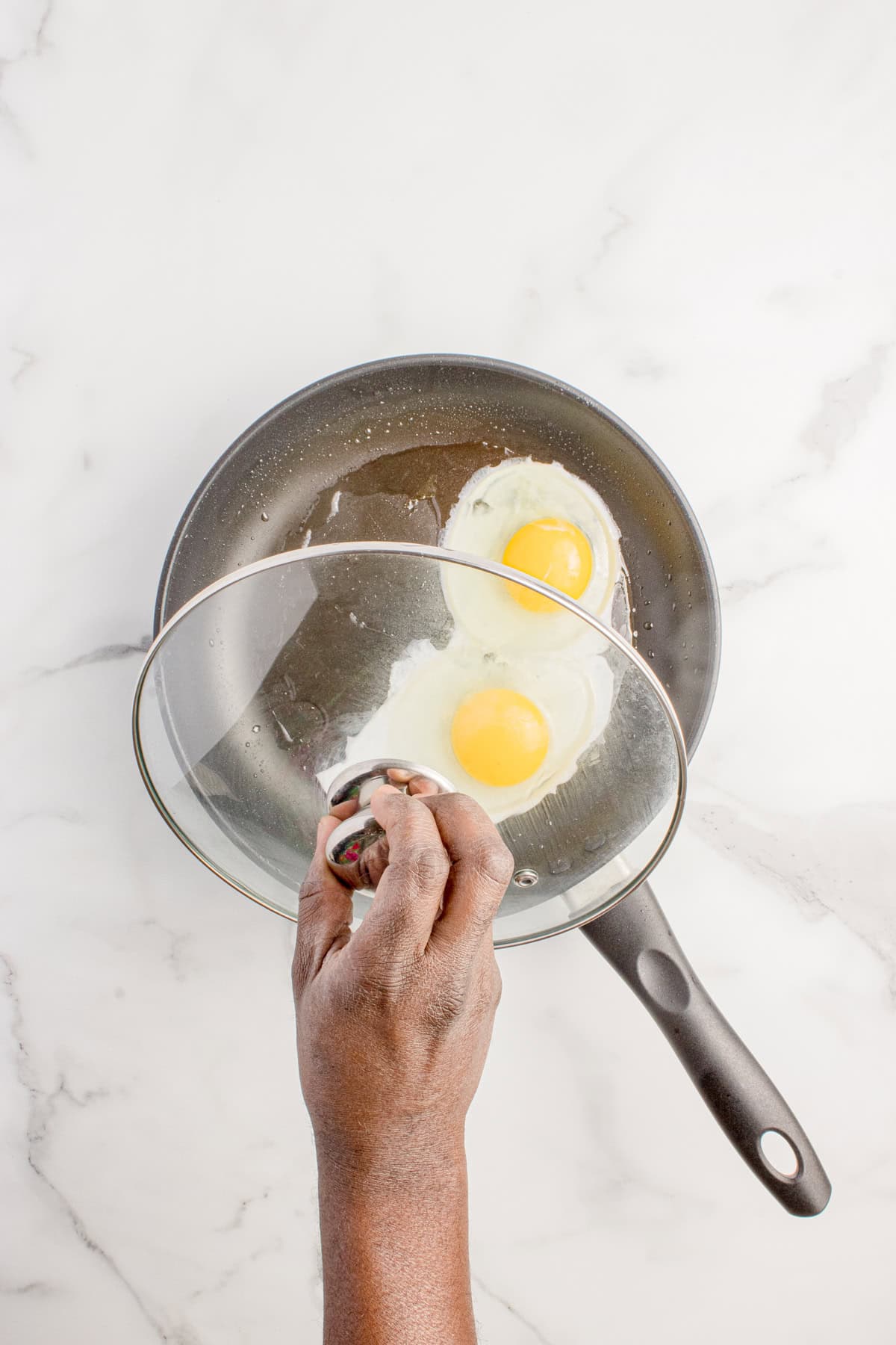 Covering pan with a lid