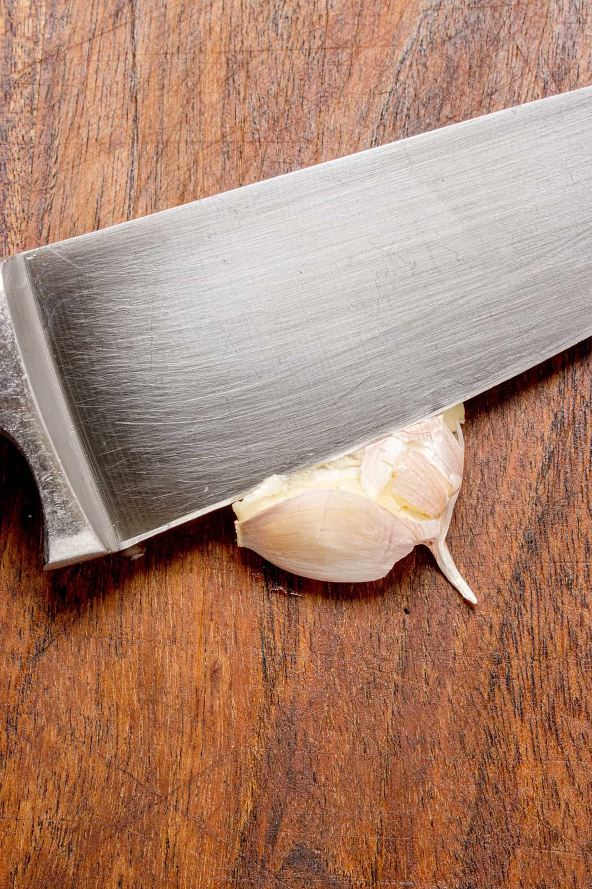 Knife smashing a clove